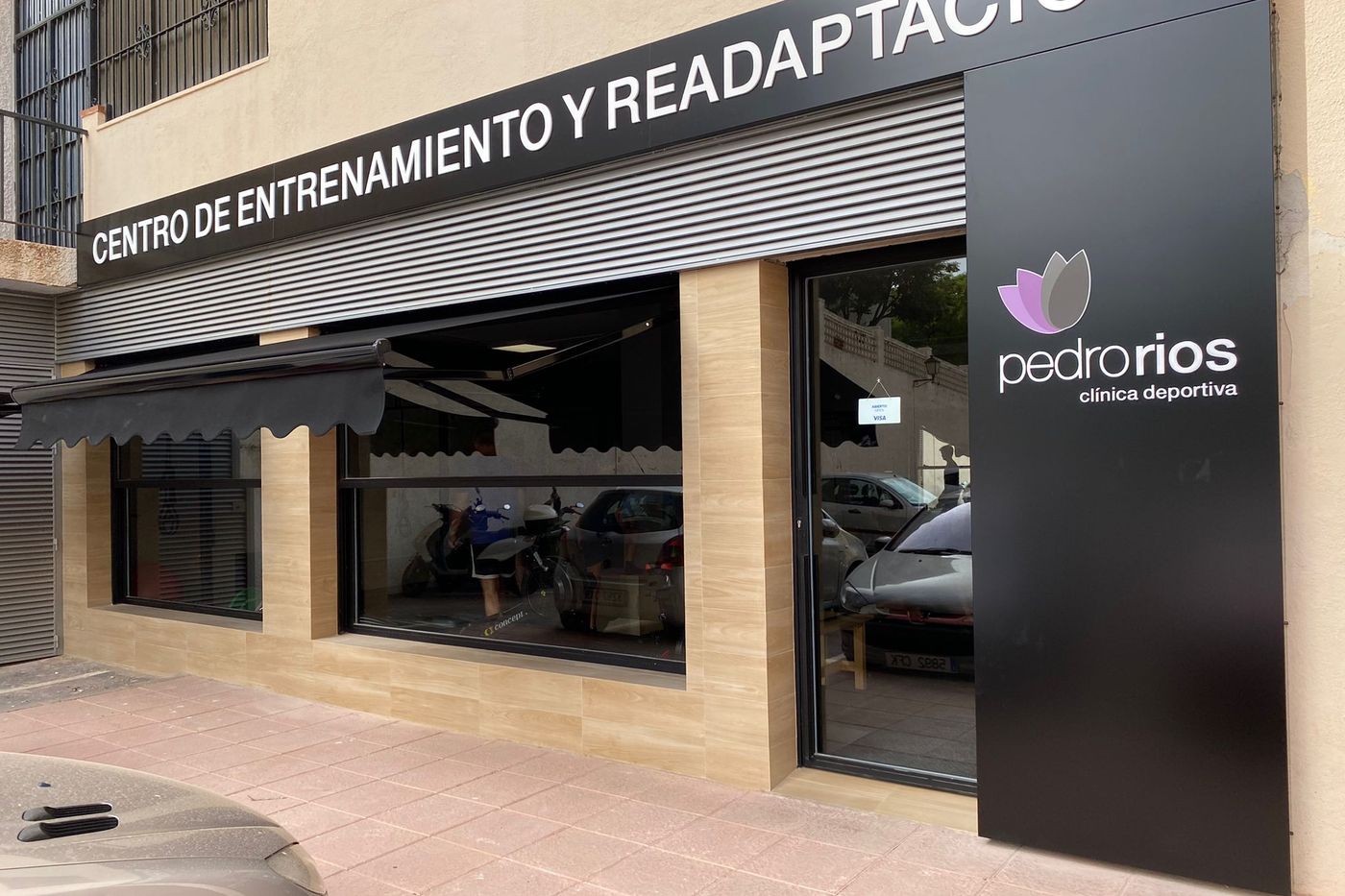 Entrada del centro de entrenamiento y readaptación en Avenida del Mercado, Marbella