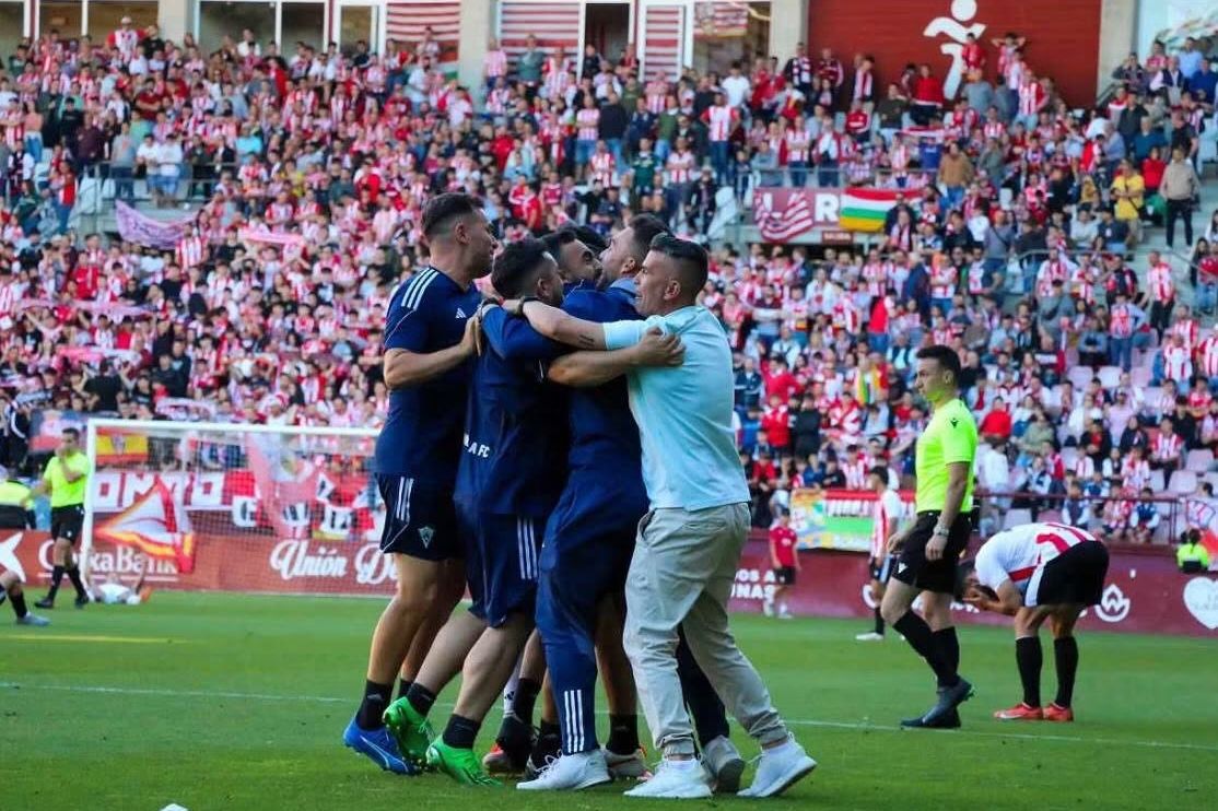 Celebración sobre el campo del ascenso a Primera RFEF en el estadio de Las Gaunas