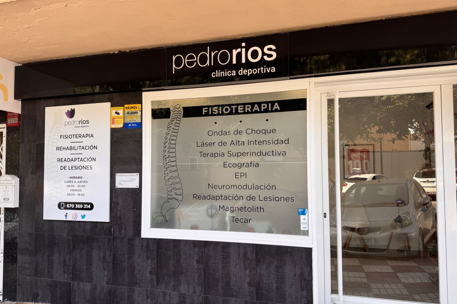 Fachada de la clínica Pedro Ríos en C/ Salvador Rueda 4, Marbella