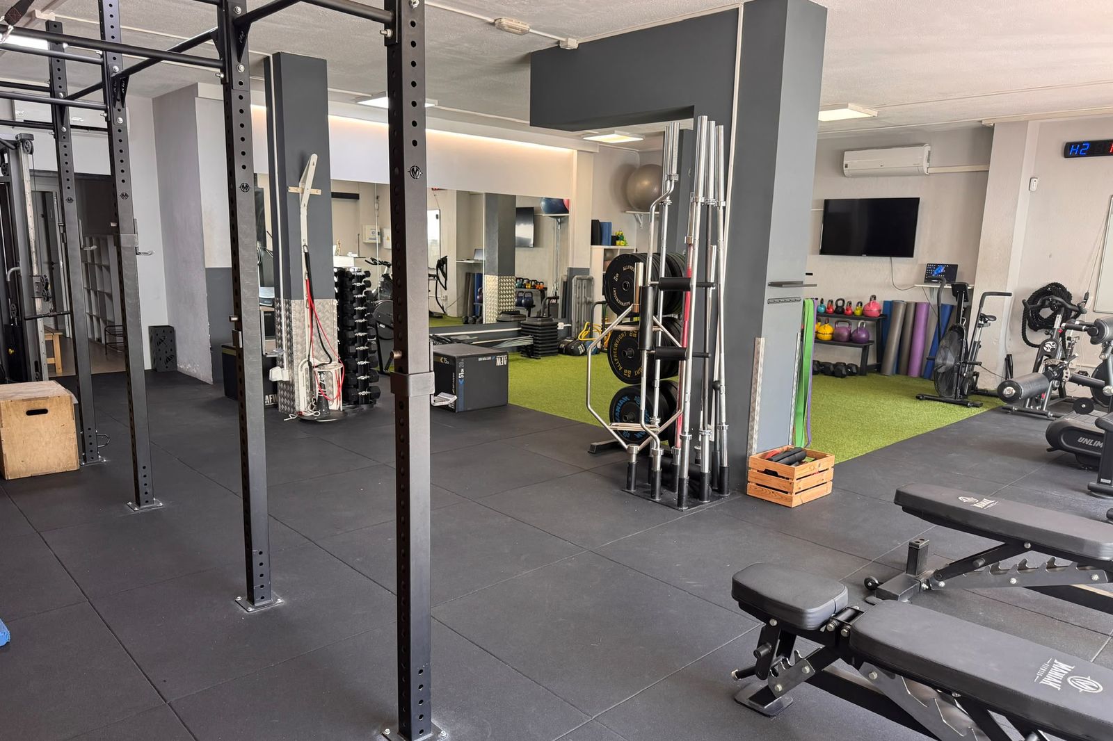 Racks, barras y bancos de la sala de entrenamiento