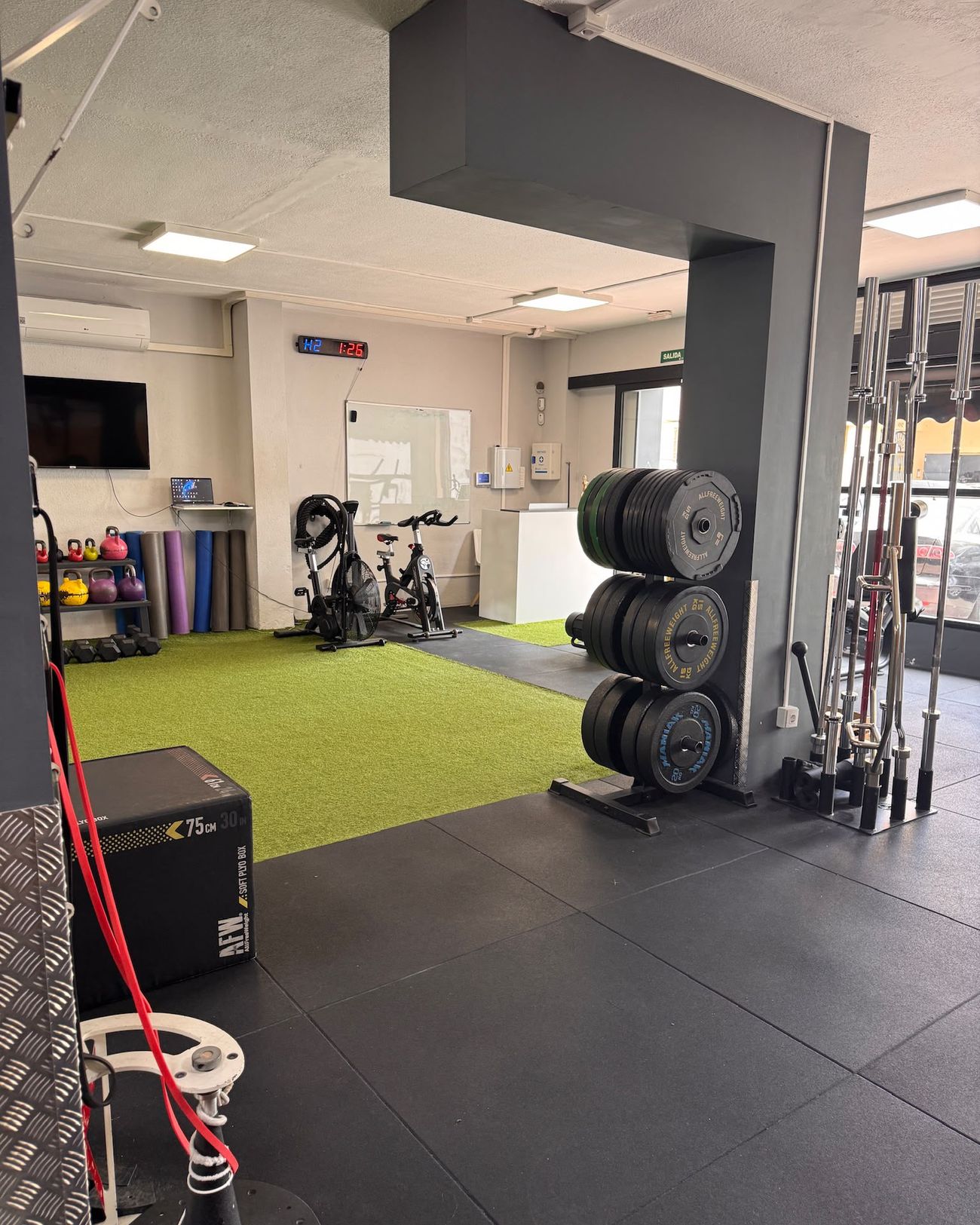 Interior del centro con zona de césped artificial y material de entrenamiento