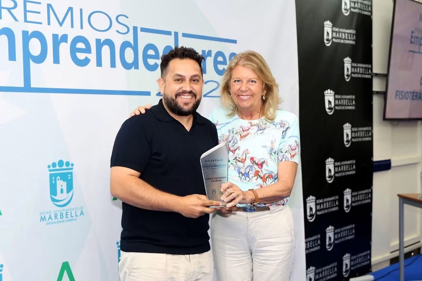 Pedro Ríos recibe de la alcaldesa de Marbella el Premio Emprendedores en la categoría de clínica de fisioterapia deportiva