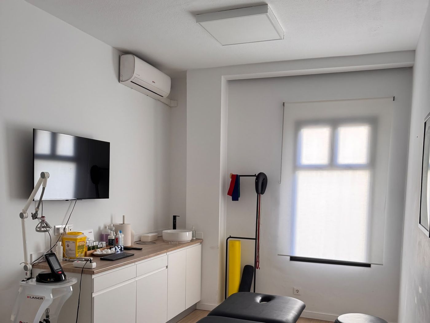 Sala de tratamiento con equipo de láser de alta intensidad