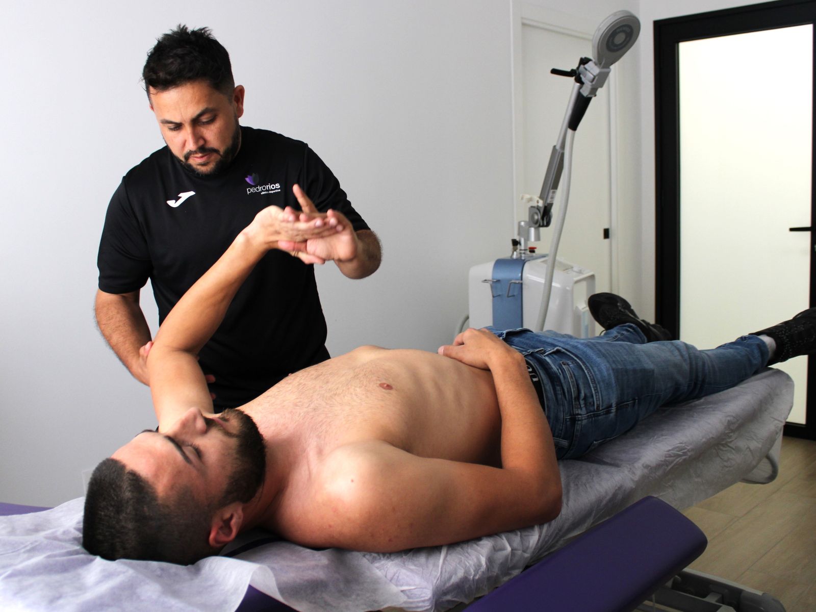 Fisioterapeuta tratando a un paciente en la clínica